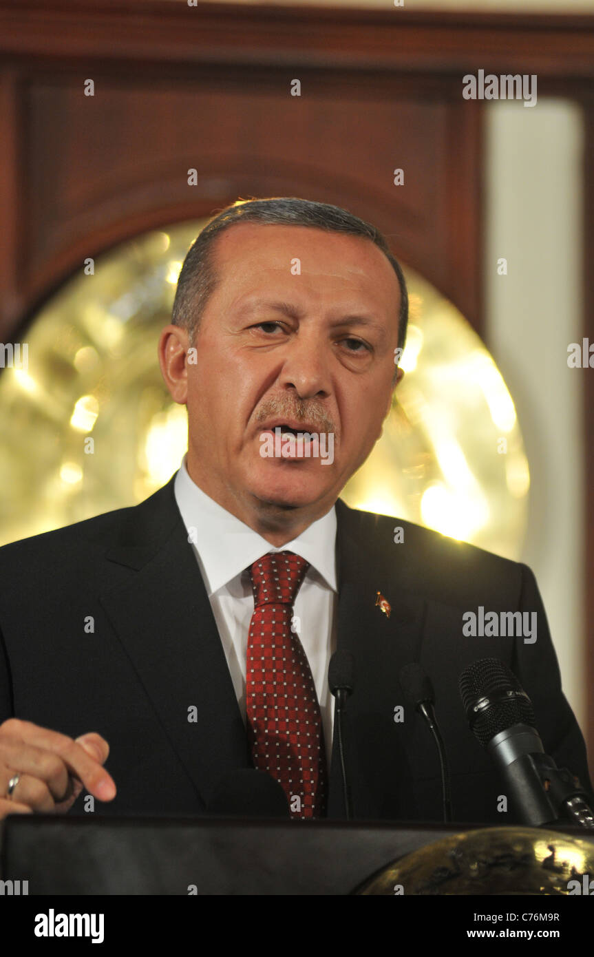 PM turc Erdogan traite de la Ligue arabe au cours de sa visite en Egypte où il a également rencontré le dirigeant militaire de l'Égypte Tantaoui. Banque D'Images