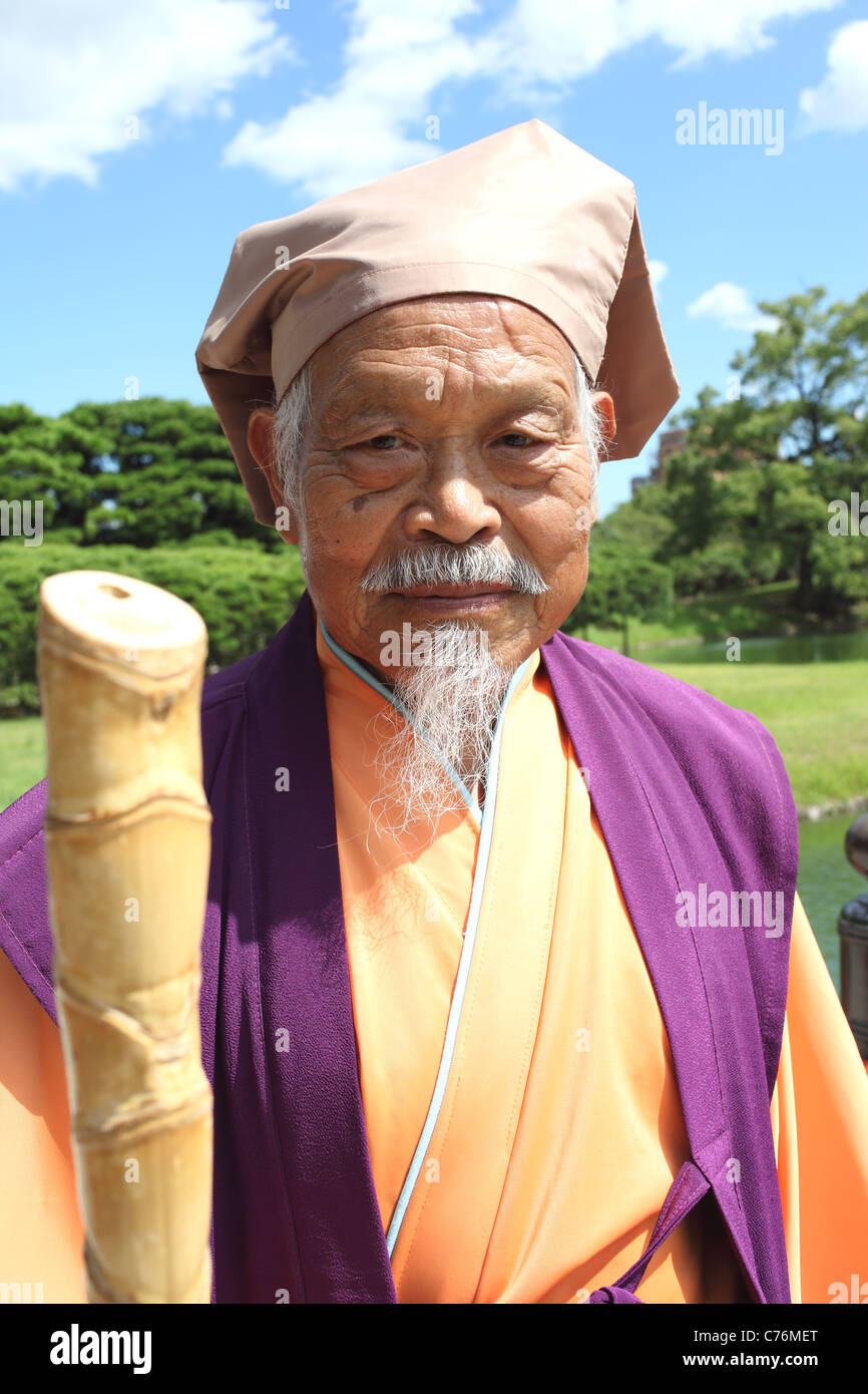 Vieil homme japonais en costume cosplay jeu de l'extérieur. Images il le seigneur de l'ère ancienne du Japon. Banque D'Images