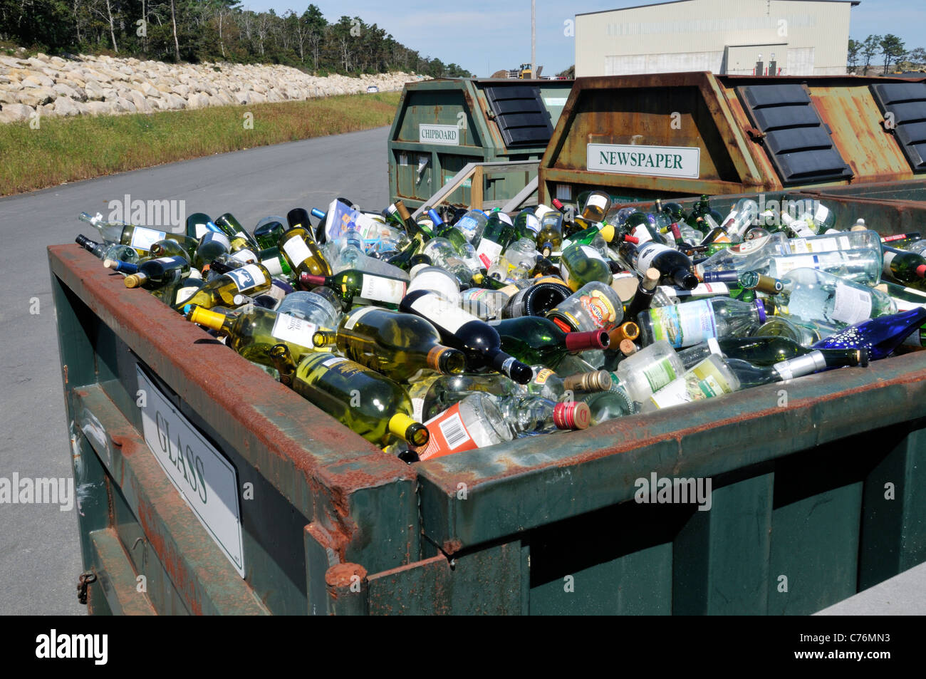 Benne plein de bouteilles en verre pour le recyclage dans une décharge et recyclage station de transfert dans Bourne, Cape Cod, Massachusetts Etats-unis. Banque D'Images