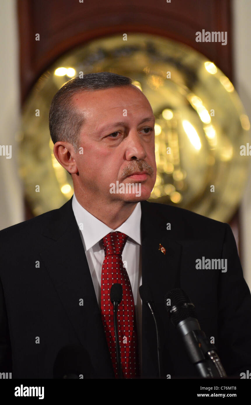 PM turc Erdogan rencontre le PM Essam Sharaf pour des entretiens et il s'est également adressé à la Ligue Arabe Banque D'Images