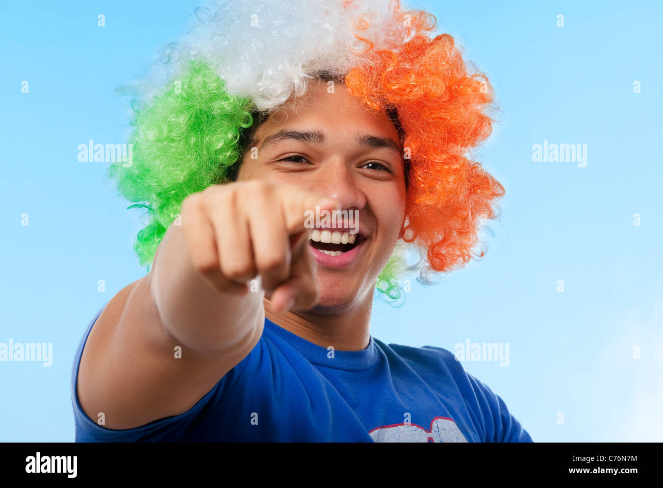 Portrait of a young man cheering Banque D'Images