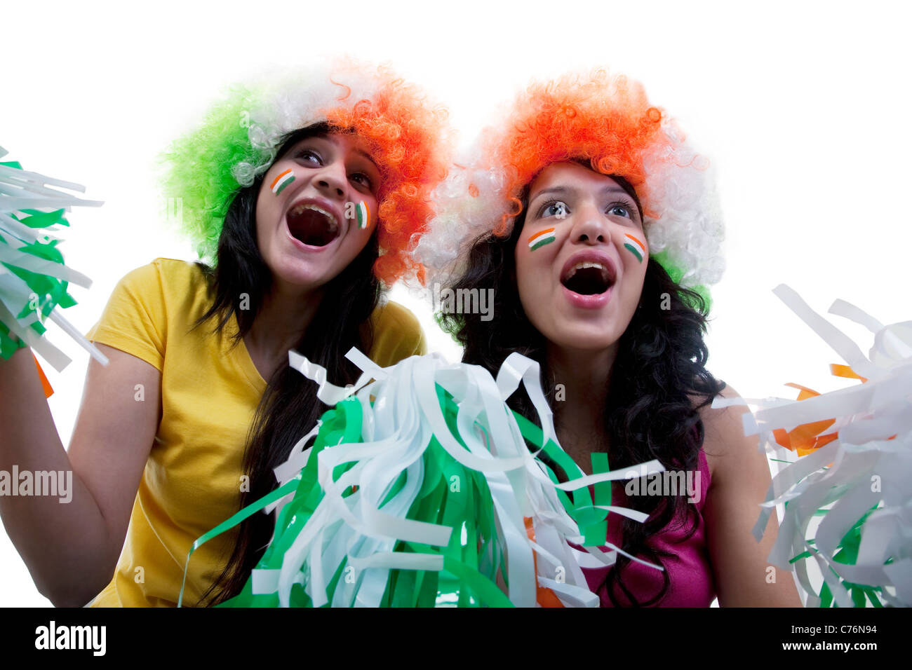 Les filles des perruques cheering Banque D'Images
