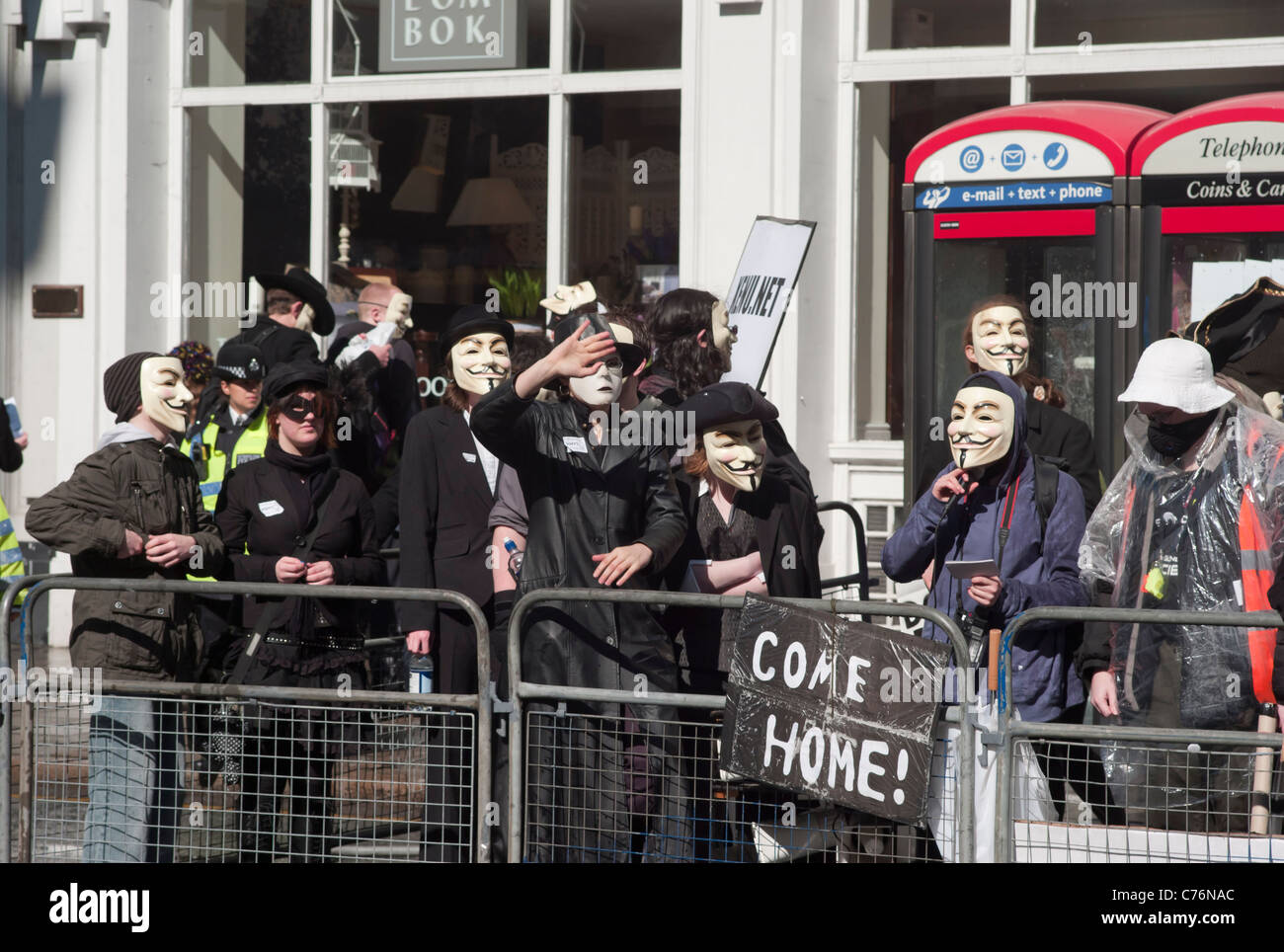 Anonymous protester contre l'Église de Scientologie s'est tenue le 12 avril 2008 à Tottenham Court Road à Londres, au Royaume-Uni. Banque D'Images