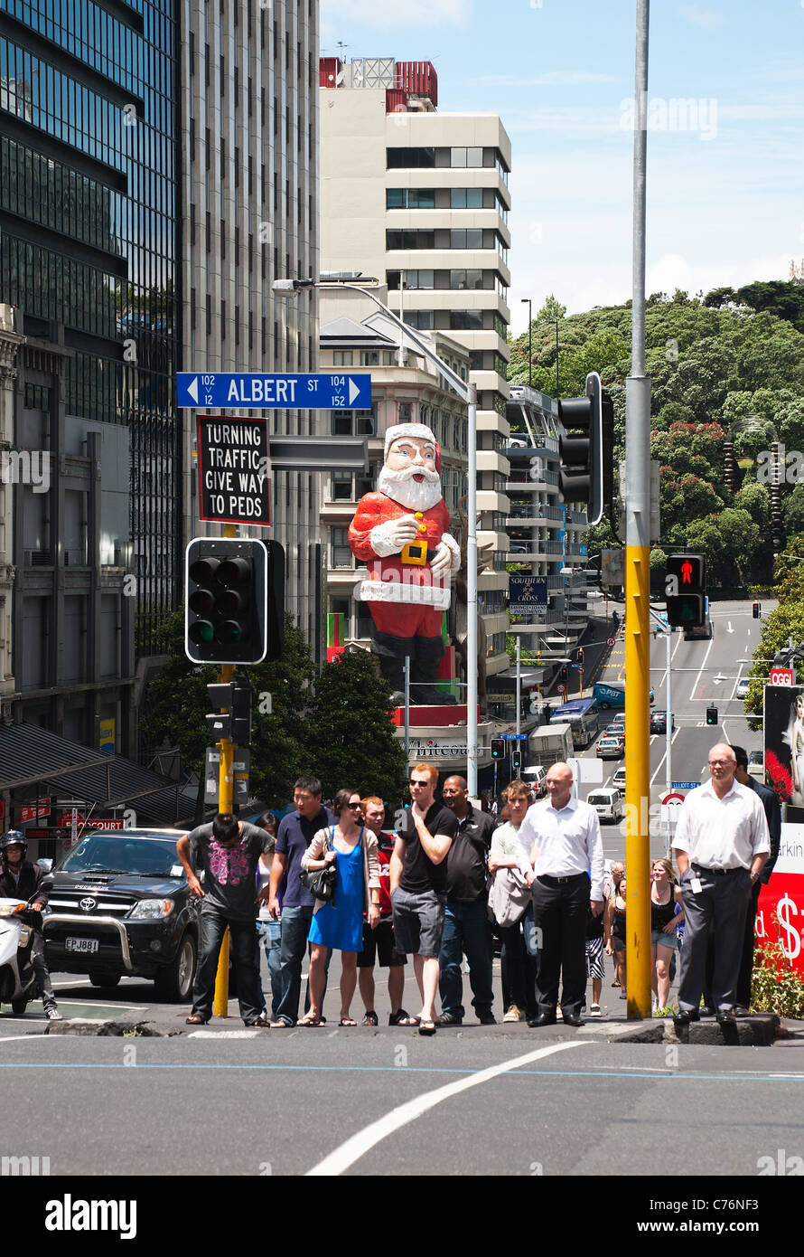 La célèbre statue Santa regarde vers le bas sur les gens de l'immeuble, Whitcoulls Auckland City, North Island, New Zealand Banque D'Images