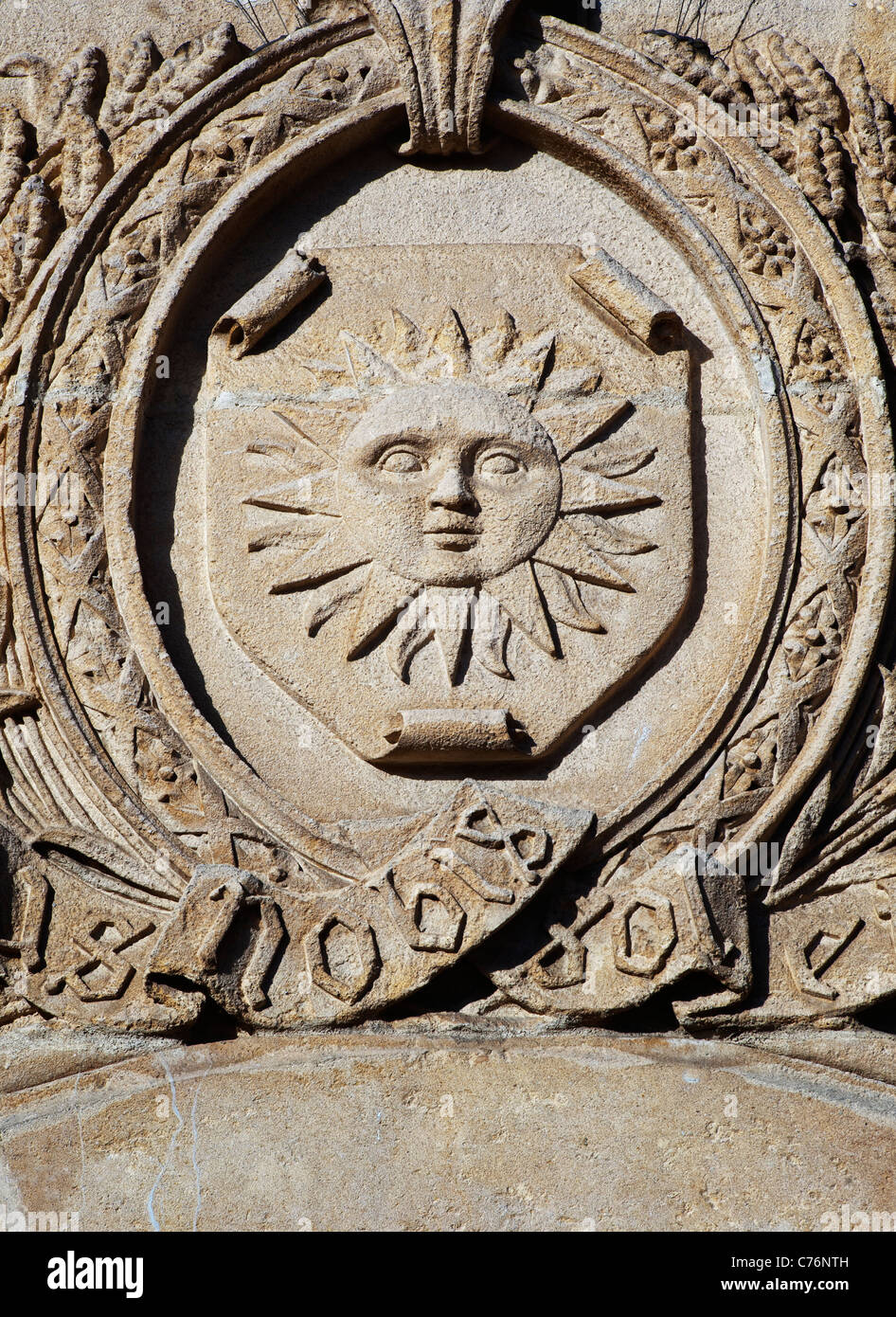 Stone Sculpture de Sun sur le marché à Banbury, Oxfordshire, Angleterre Banque D'Images