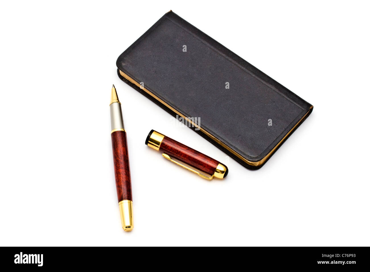 Livre noir et stylo gros plan sur fond blanc Banque D'Images