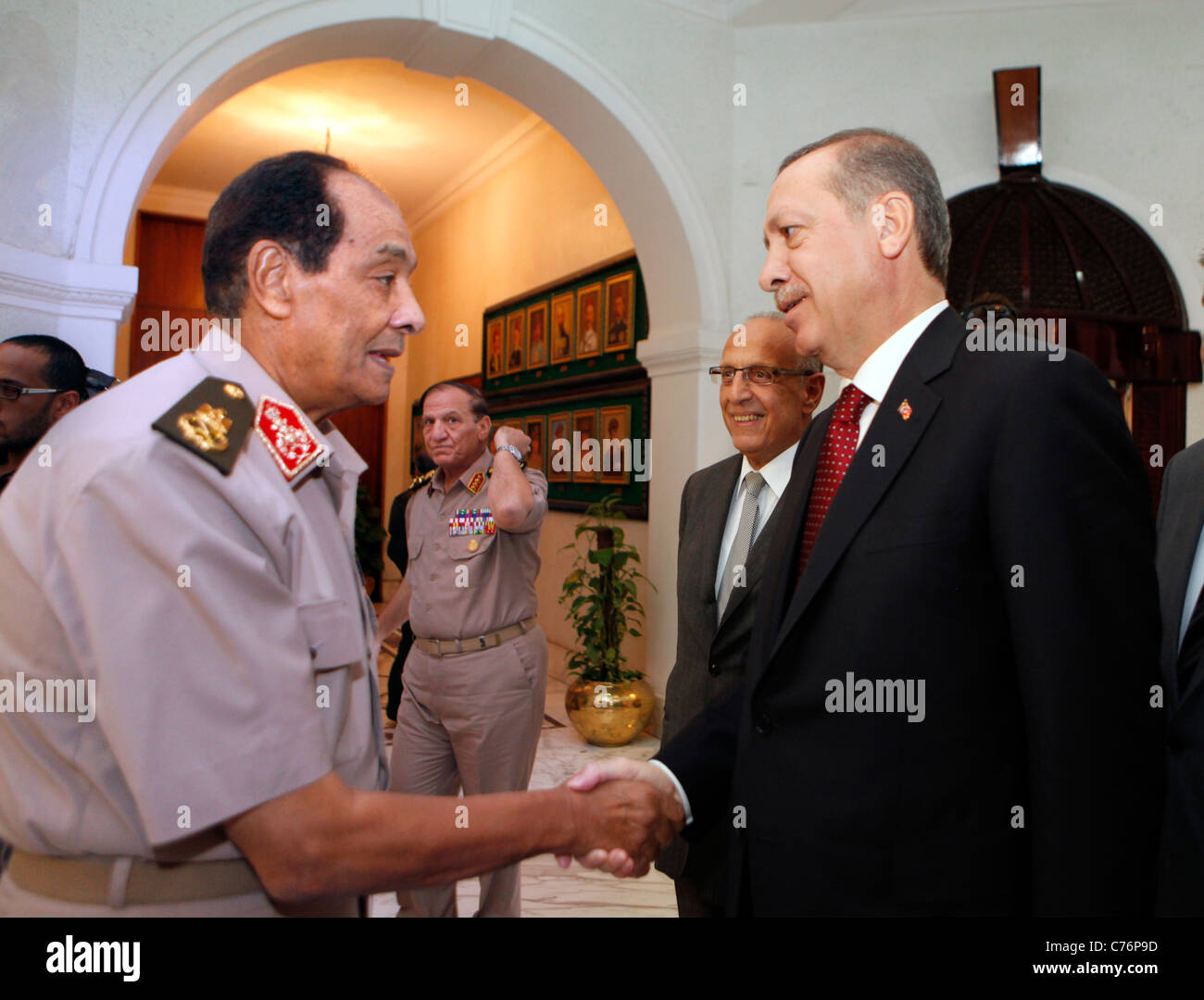 PM turc Erdogan rencontre le dirigeant militaire de l'Égypte Tantaoui au ministère de la Défense sur la visite d'Erdogan en Egypte. Banque D'Images