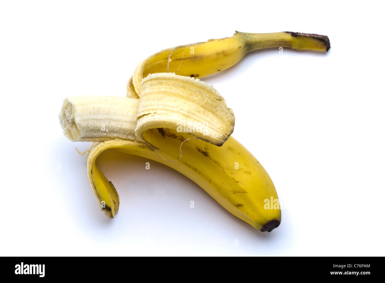 Une banane mûre gros plan sur fond blanc Banque D'Images