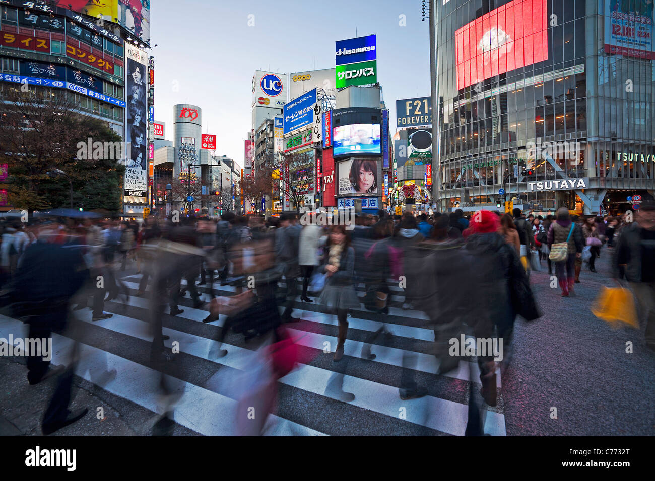 L'Asie, Japon, Tokyo, Shibuya, Shibuya Crossing - des foules de personnes traversant la célèbre intersection au centre de Shibuya Banque D'Images