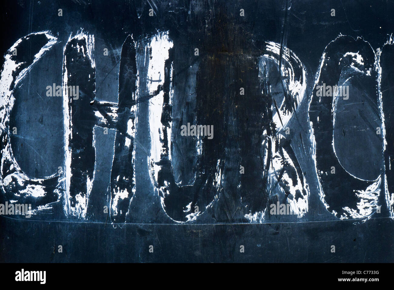 Le mot "église" peint sur le côté d'une poubelle sur roues barrée. Banque D'Images