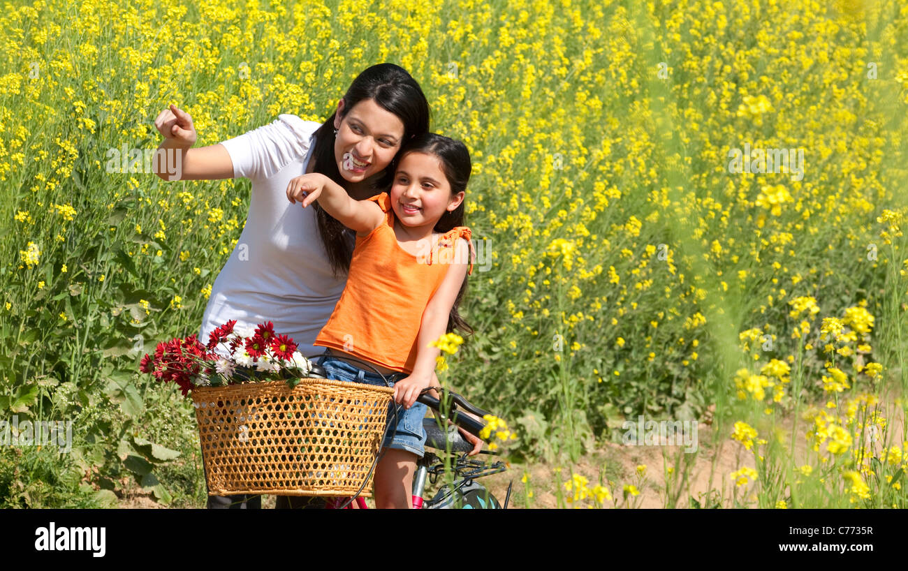 Mère et fille dans un champ Banque D'Images
