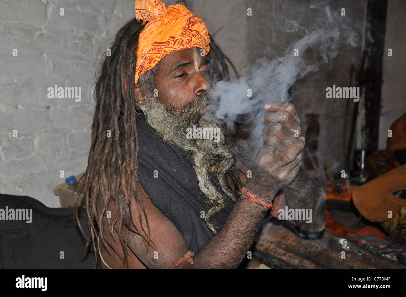 Un Sadhu bénéficiant de fumer de la marijuana à l'occasion de Shiva Ratri' festival dans la région de temple de Pashupatinath, Katmandou, Népal. Banque D'Images