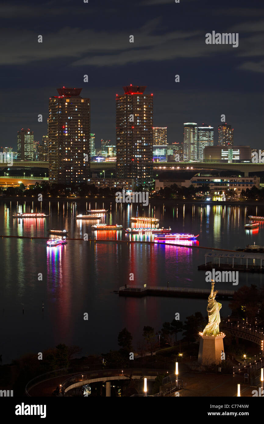 L'Asie, Japon, Honshu, Tokyo, la baie de Tokyo, Odaiba, toits de la ville y compris le pont en arc-en-ciel et la Tour de Tokyo Banque D'Images