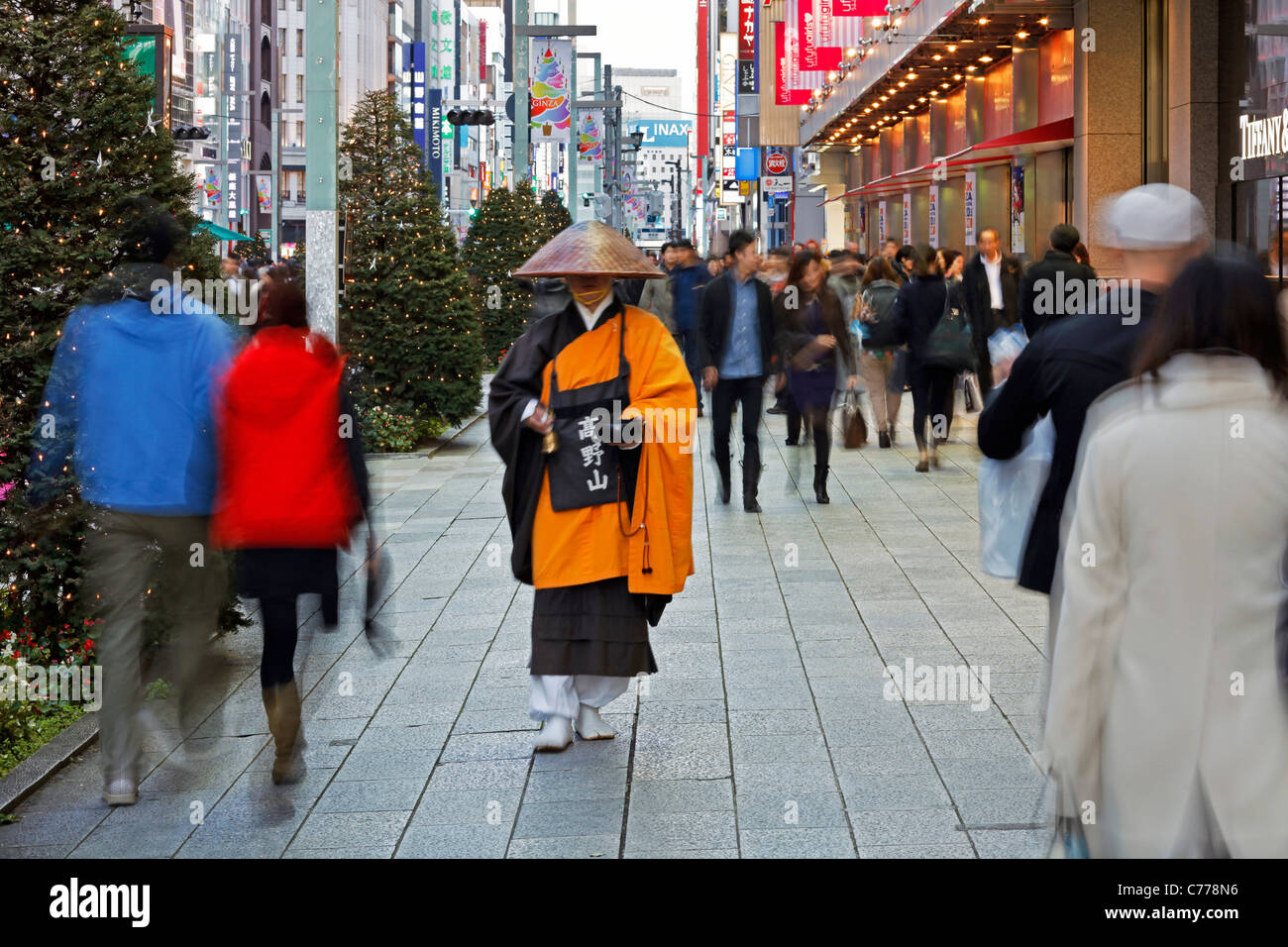 L'Asie, Japon, Honshu, Tokyo, Ginza, moine shintoïste en costume traditionnel la collecte de l'Aumône (dons) Banque D'Images