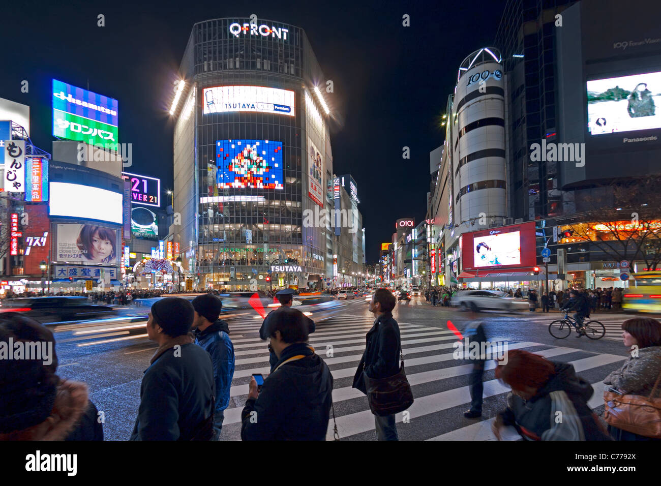 L'Asie, Japon, Tokyo, Shibuya, Shibuya Crossing - des foules de personnes traversant la célèbre intersection Banque D'Images