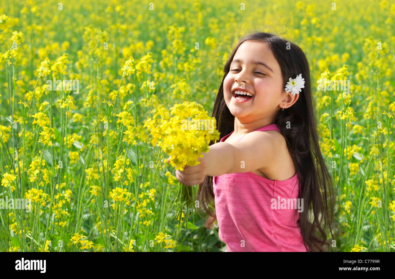 Jeune fille offrant des fleurs Banque D'Images