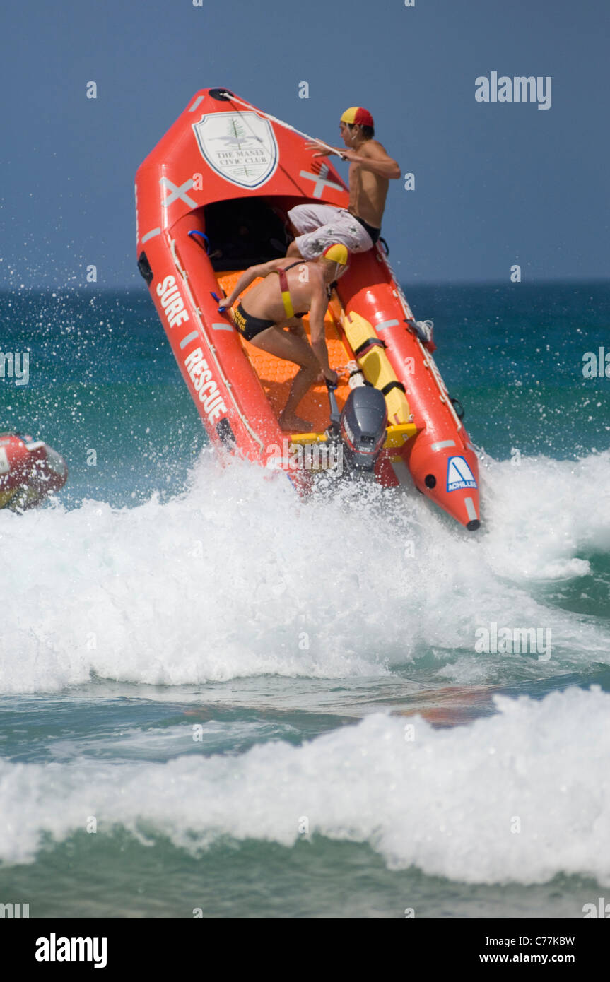 Un des bateaux de sauvetage gonflable) bondit à travers le surf, près de lancement hors de son équipage. La plupart des patrouilles rir les plages de Sydney. Banque D'Images