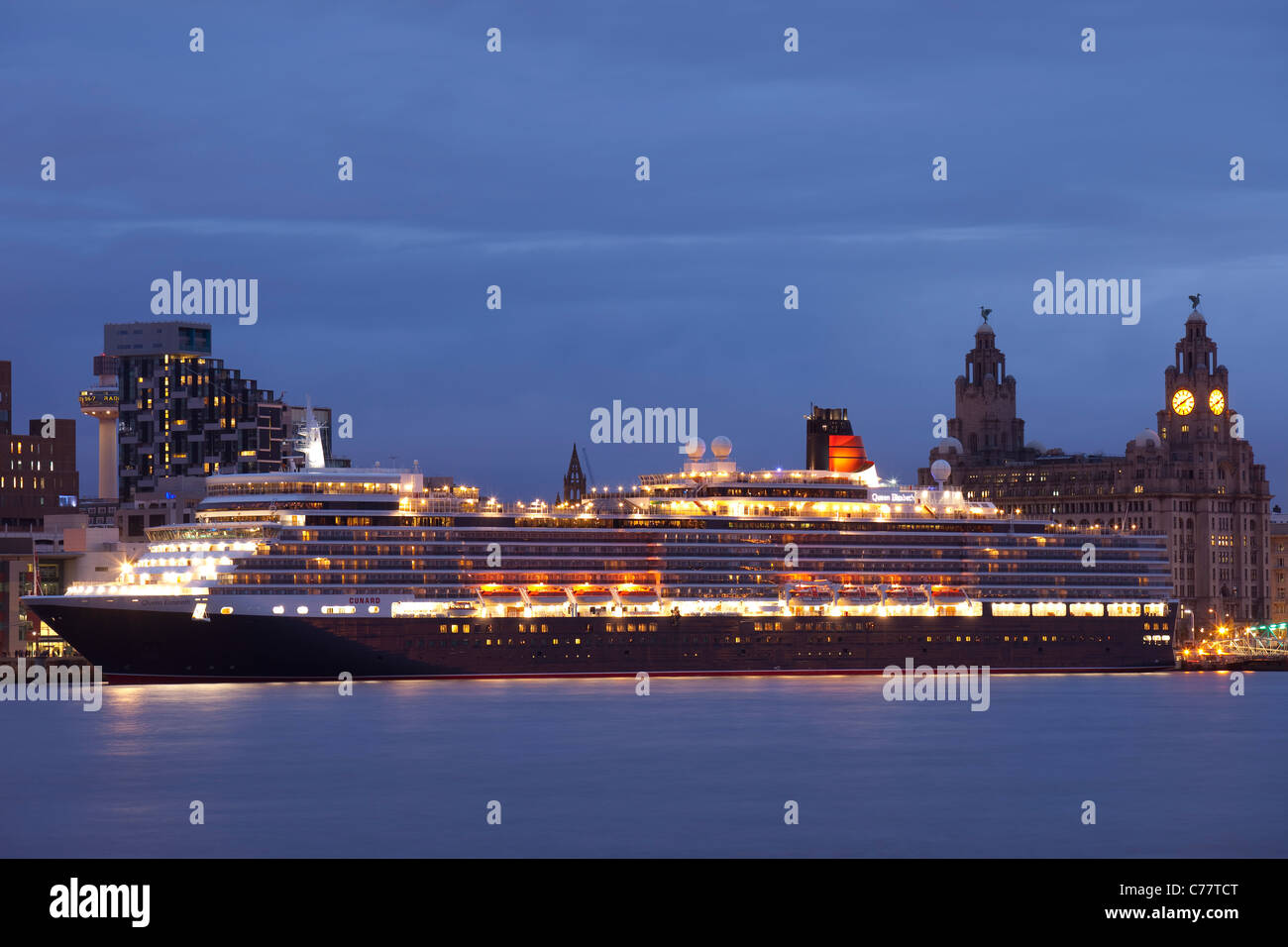 La Reine Elizabeth de croisière amarré au terminal de Liverpool, avec le Liver Building visible derrière elle. Banque D'Images