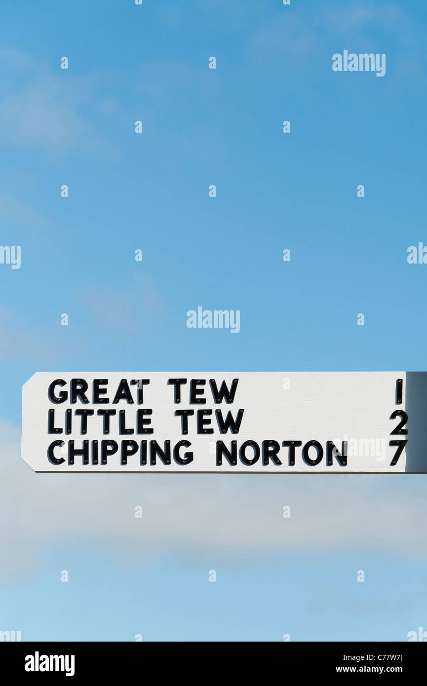 Chadlington sign post Oxfordshire, Angleterre Banque D'Images