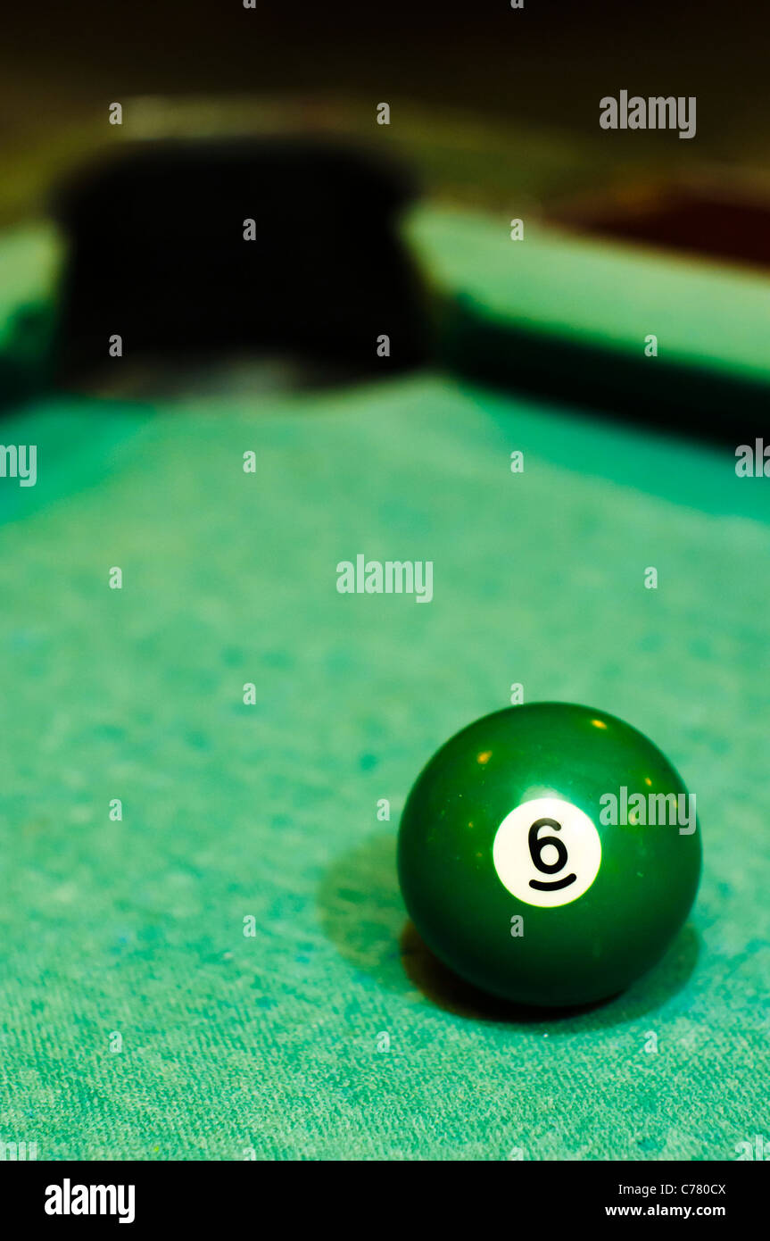 Un gros plan de boule de billard numéro 6, en vert, pour l'utilisation  conceptuelle Photo Stock - Alamy