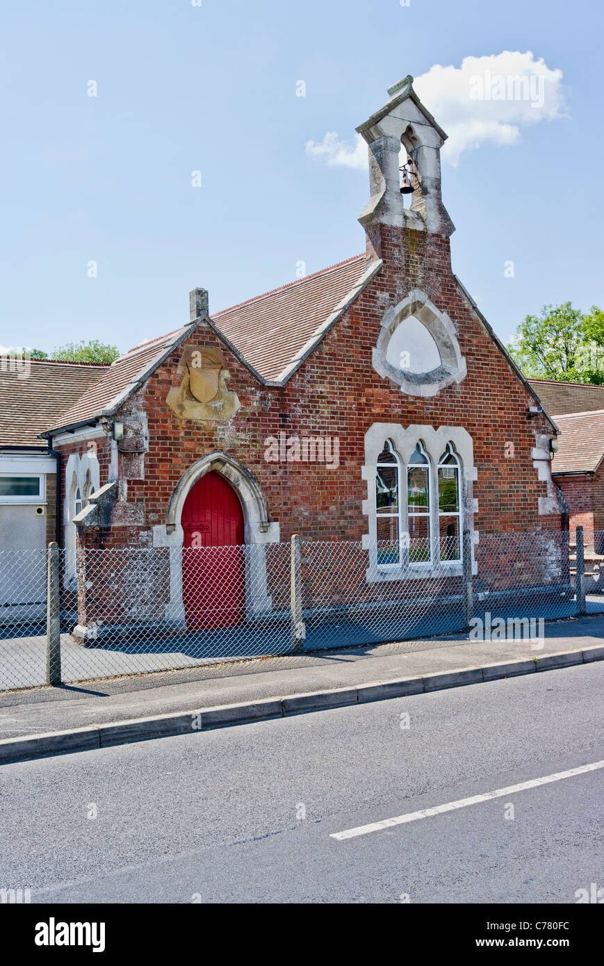 La partie avant de l'école du village d'origine en Corfe Mullen Dorset UK maintenant incorporé dans la nouvelle école moderne élargi Banque D'Images