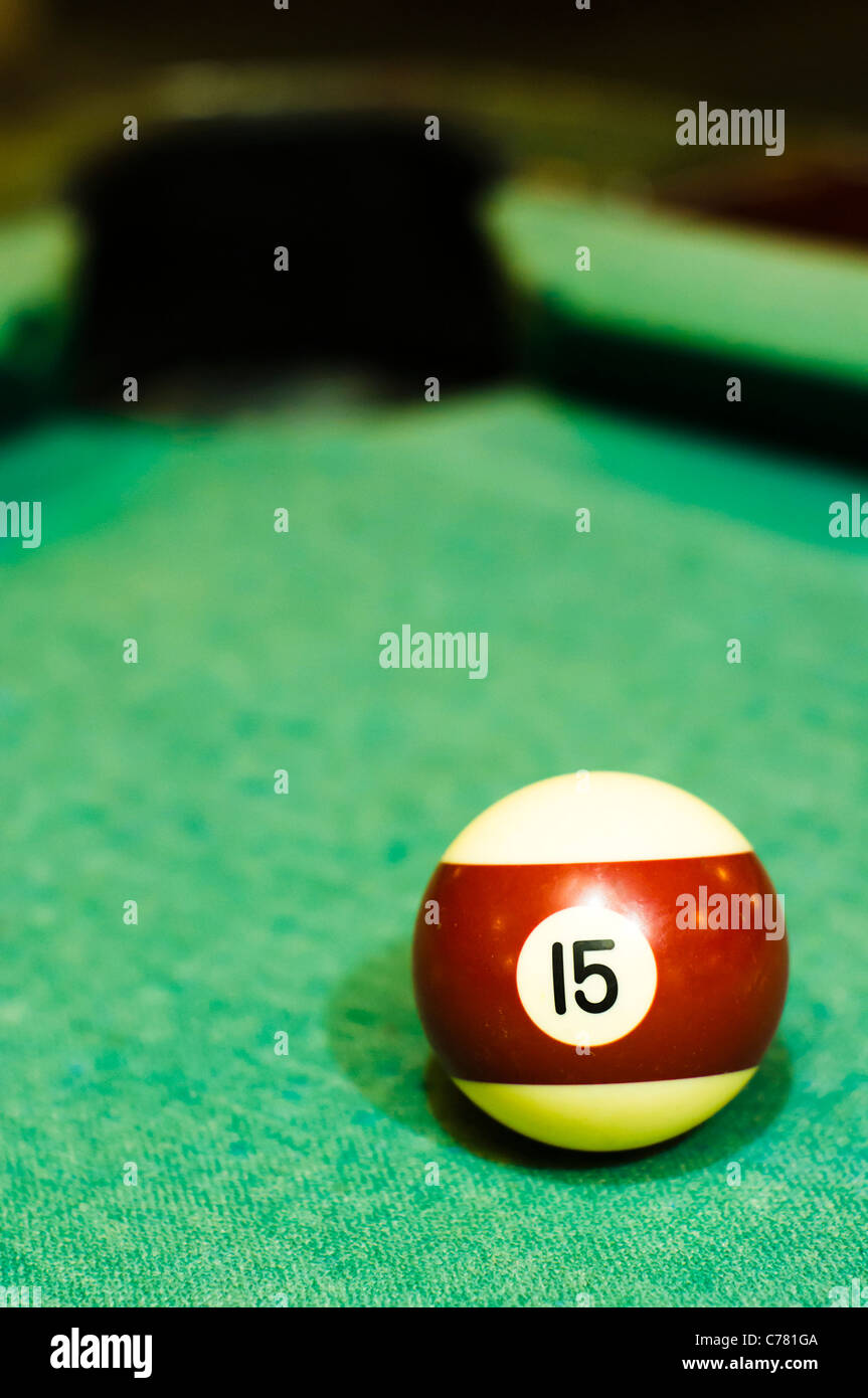 Un gros plan de boule de billard numéro 15, brun rayé, pour l'utilisation  conceptuelle Photo Stock - Alamy