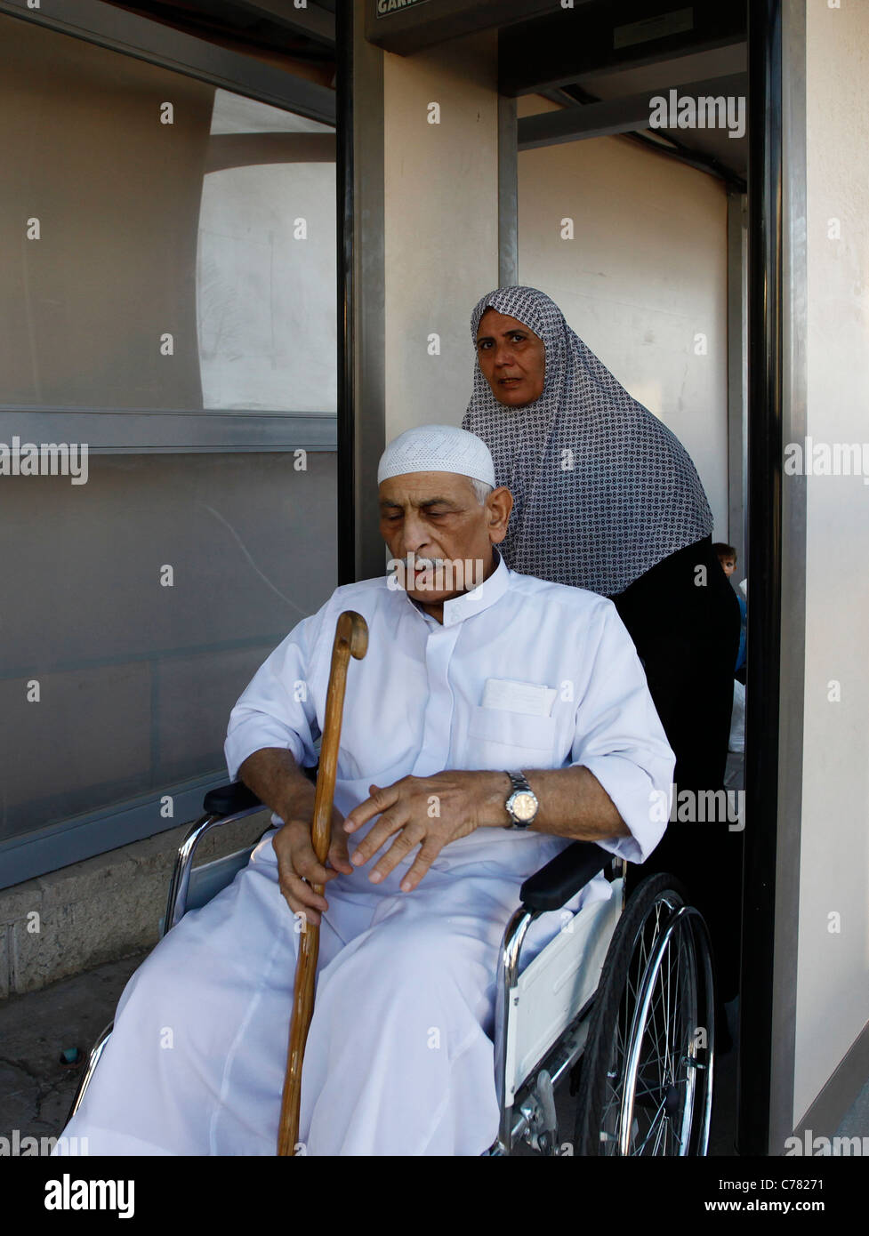 Un palestinien handicapé passe par un détecteur de métaux au poste-frontière d'Erez et passe également au poste de Beit Hanoun, à la frontière entre Gaza et Israël, à l'extrémité nord de la bande de Gaza. Israël Banque D'Images