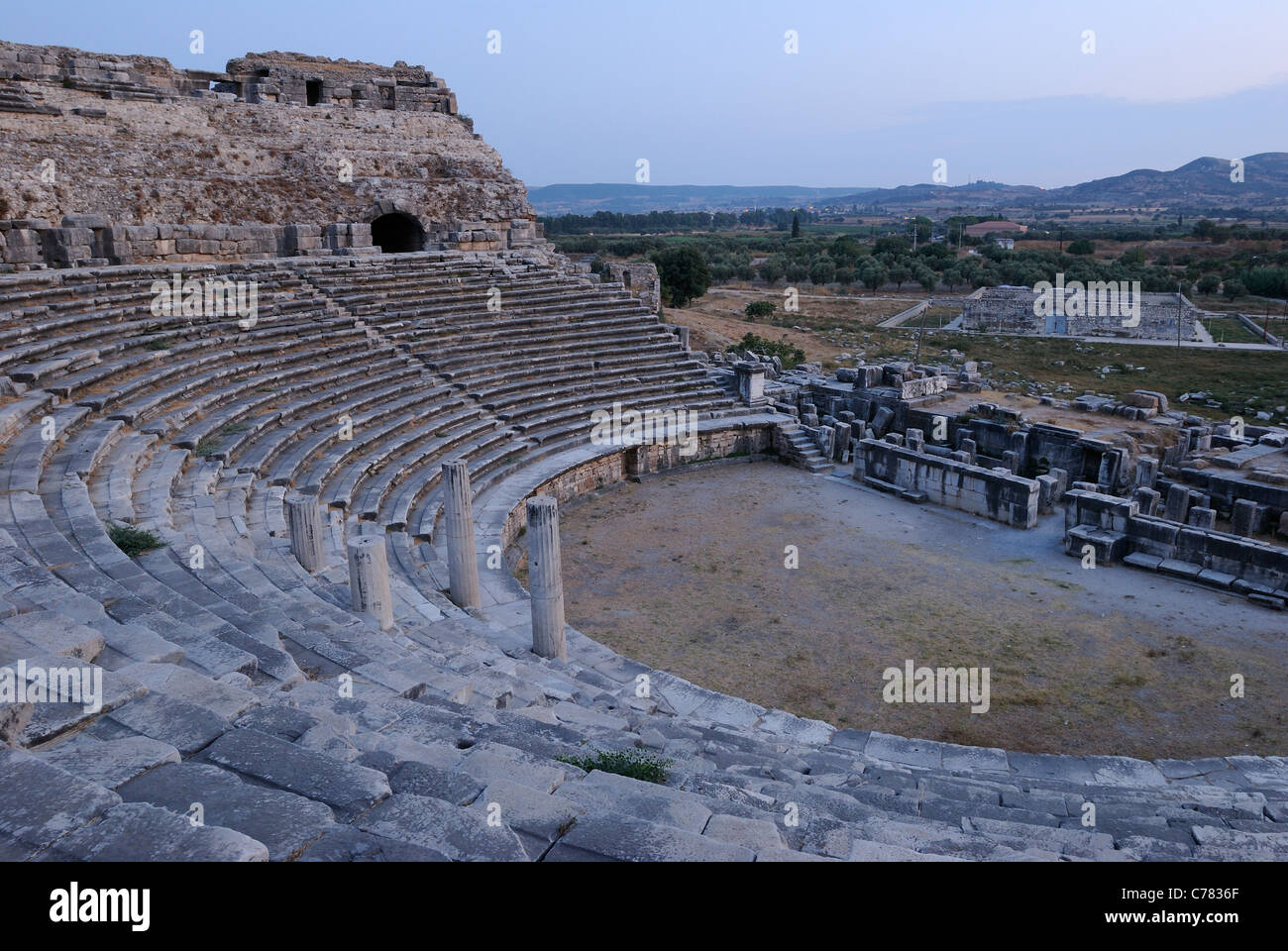 Ruines de l'amphithéâtre gréco-romain, Milet au crépuscule, au sud-ouest de l'ouest, de la Province d'Aydin Turquie, Europe, Moyen-Orient, Asie Banque D'Images