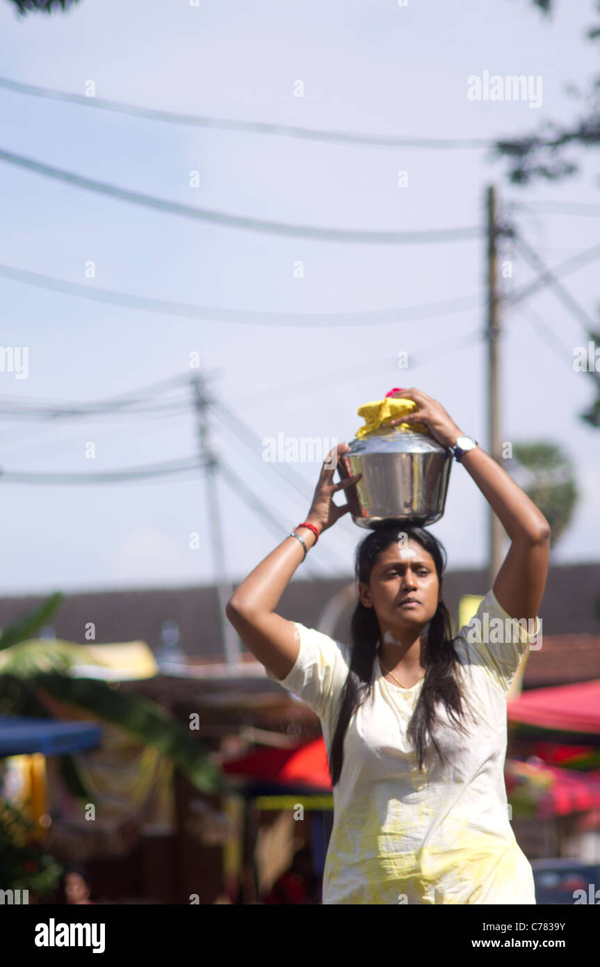 Festival Thaipusam, une femme dévote est porteur d'un pot de lait de vache comme offrande. Penang, Malaisie 2010. Banque D'Images