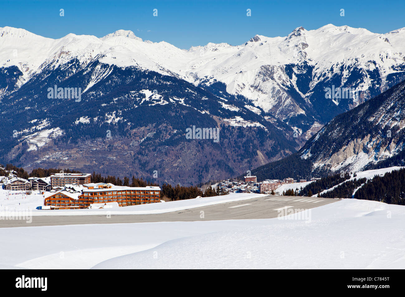 La piste de l'Altiport, Courchevel, Savoie, Rhone-Alpes, France. Banque D'Images