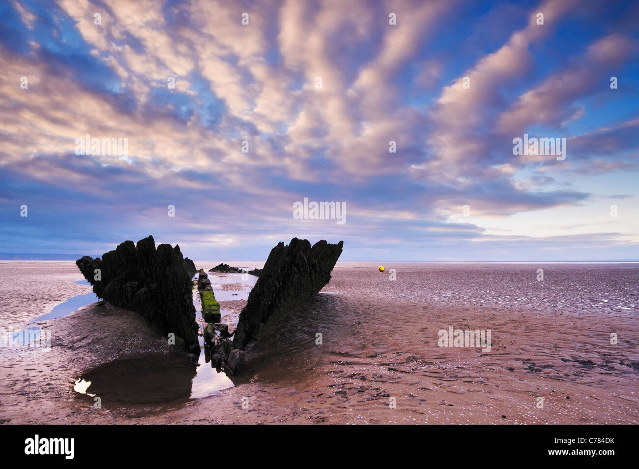 L'épave du dix-neuvième siècle barque norvégien SS Nornen à Berrow Flats dans le Somerset en Angleterre. Banque D'Images