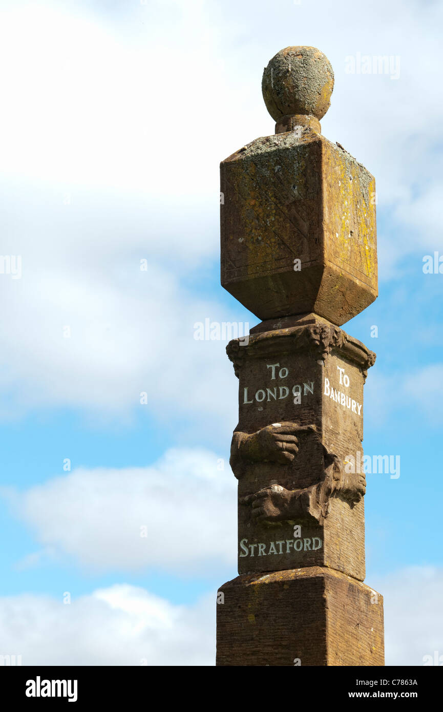 Wroxton guide post / du marqueur de façon . Panneaux historiques à Banbury. L'Oxfordshire. L'Angleterre Banque D'Images