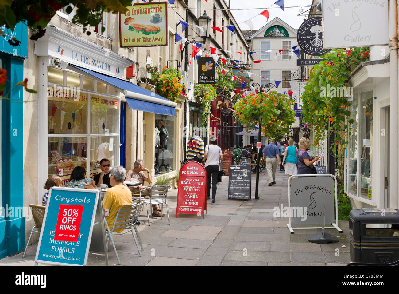 Boutiques et cafés sur le Northumberland lieu dans le centre-ville, baignoire, Somerset, England, UK Banque D'Images