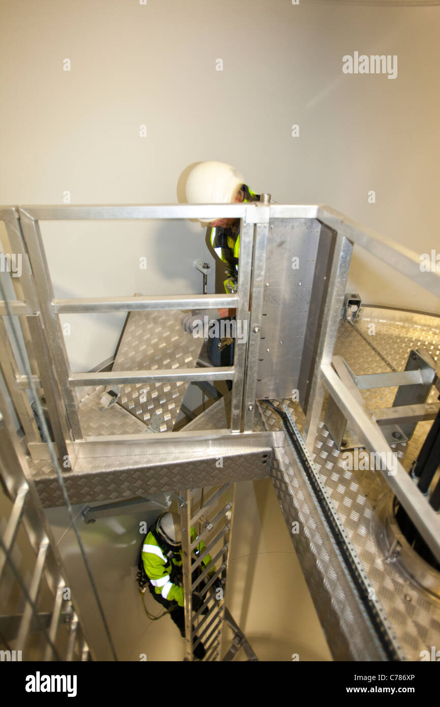 Travailleurs dans une éolienne sur l'éolien offshore Walney, UK. Banque D'Images