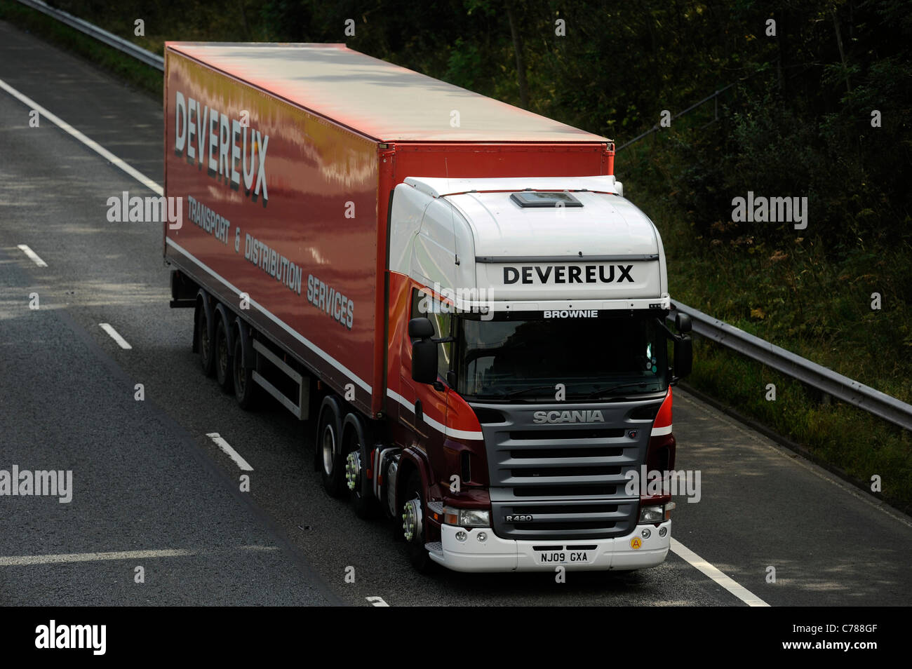 Camion Scania et articulé fort van trailer Devereux Transport. NJ09 GXA Banque D'Images