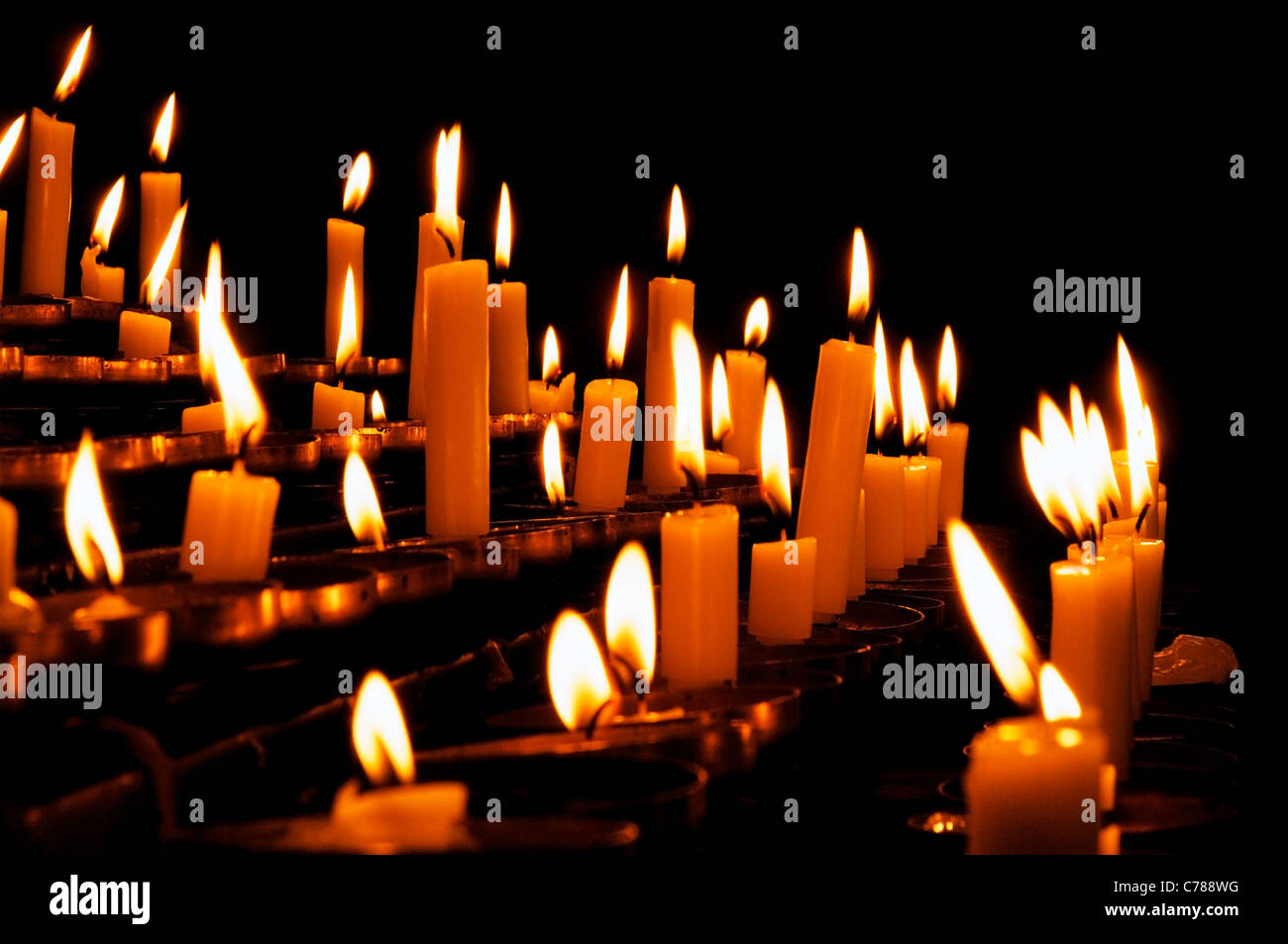 La combustion de bougies de prière dans une église catholique en Europe Banque D'Images