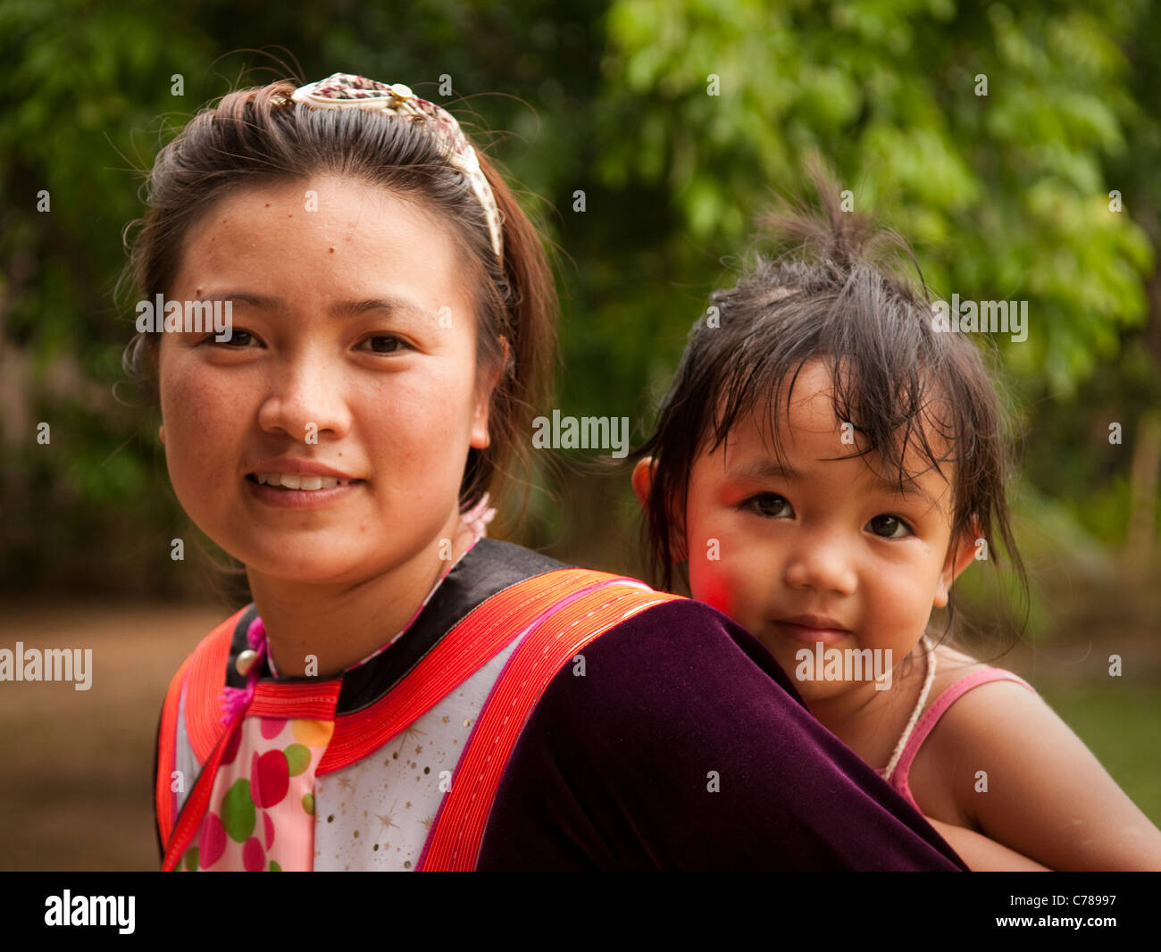 Ami Saenliew femme Lisu et sa fille ; Agimi Lisu Lodge dans les régions rurales de Chiang Mai, Thaïlande. Banque D'Images