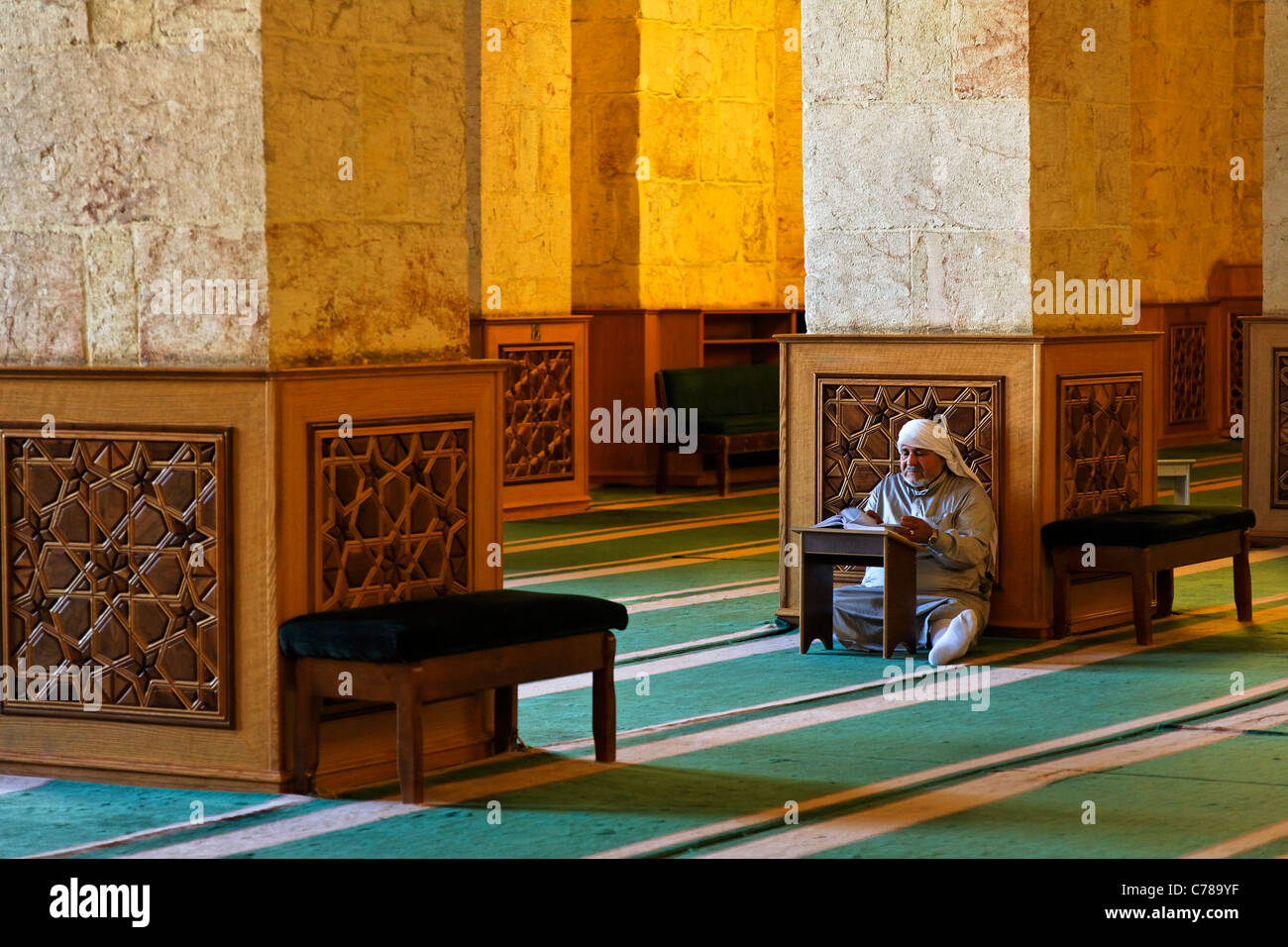 La lecture de l'homme le Coran à l'intérieur de la Grande Mosquée d'Alep, Syrie Banque D'Images