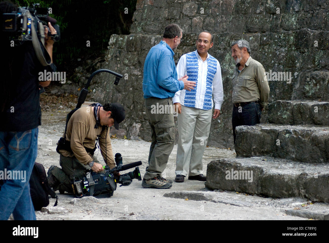 Le Président Felipe Calderon du Mexique Calakmul tours avec Peter Greenberg et guide Banque D'Images