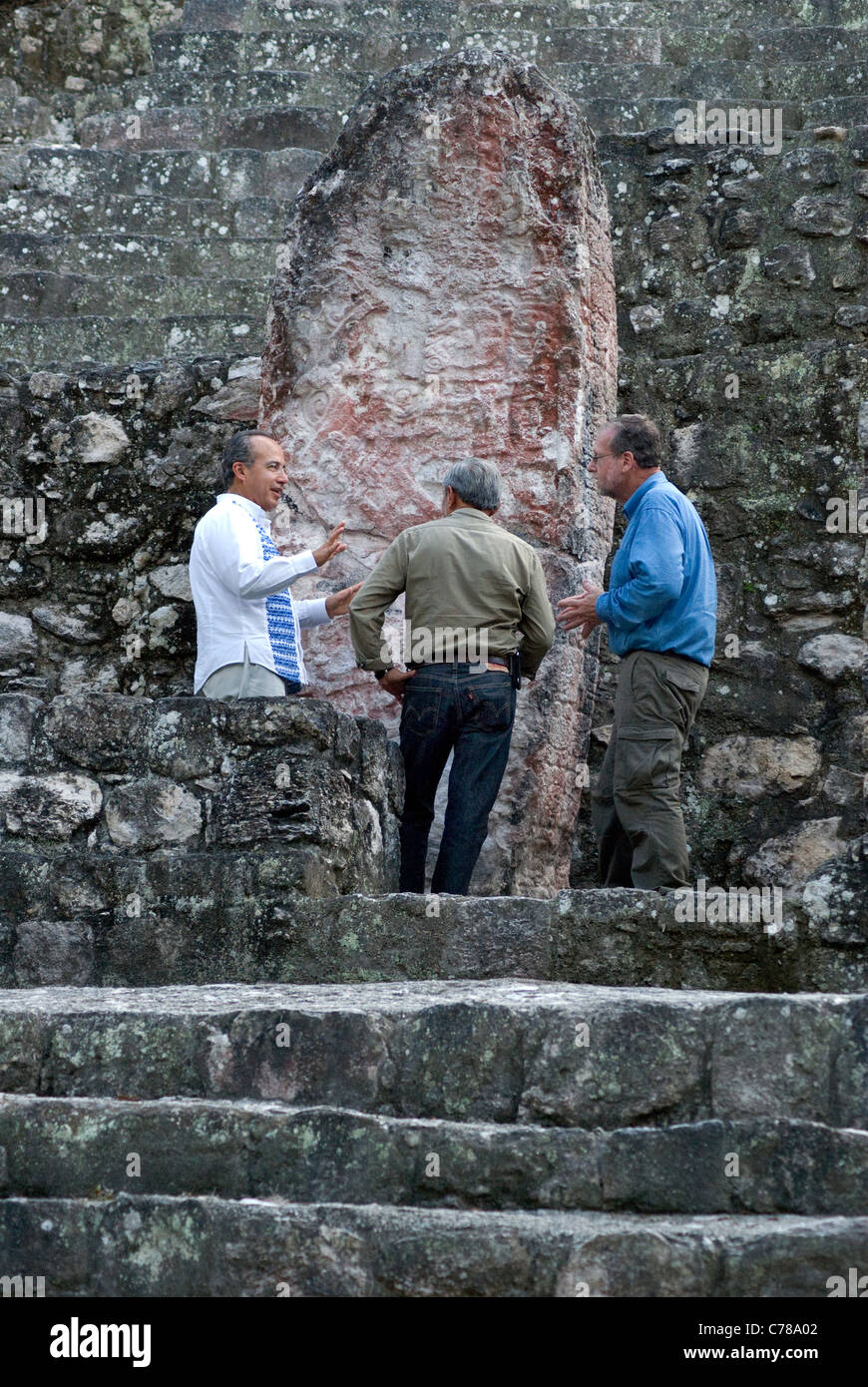 Le Président Felipe Calderon du Mexique Calakmul tours avec Peter Greenberg et guide Banque D'Images