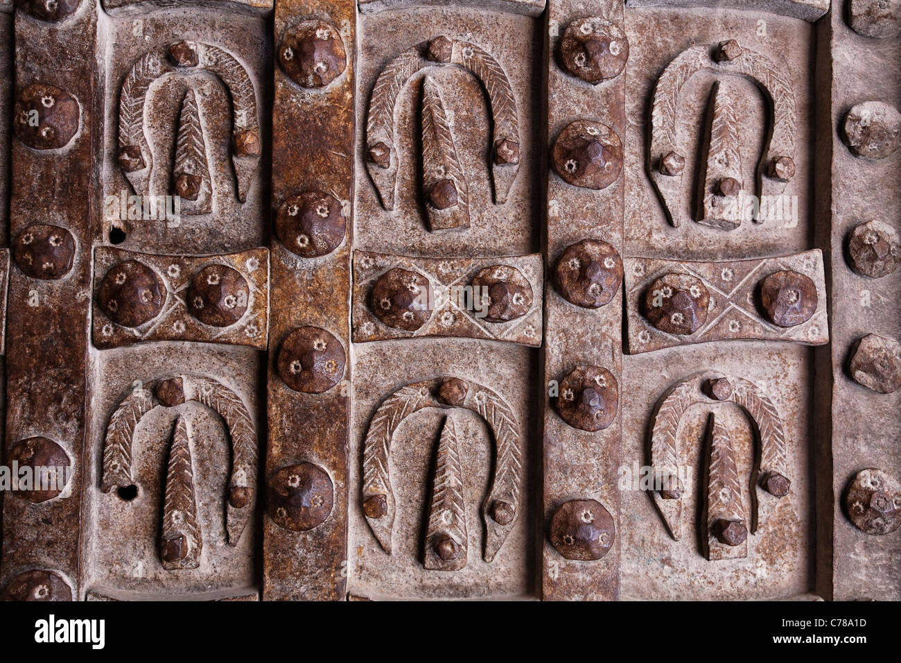De près de l'acier portes de la porterie de la Citadelle d'Alep, Syrie Banque D'Images