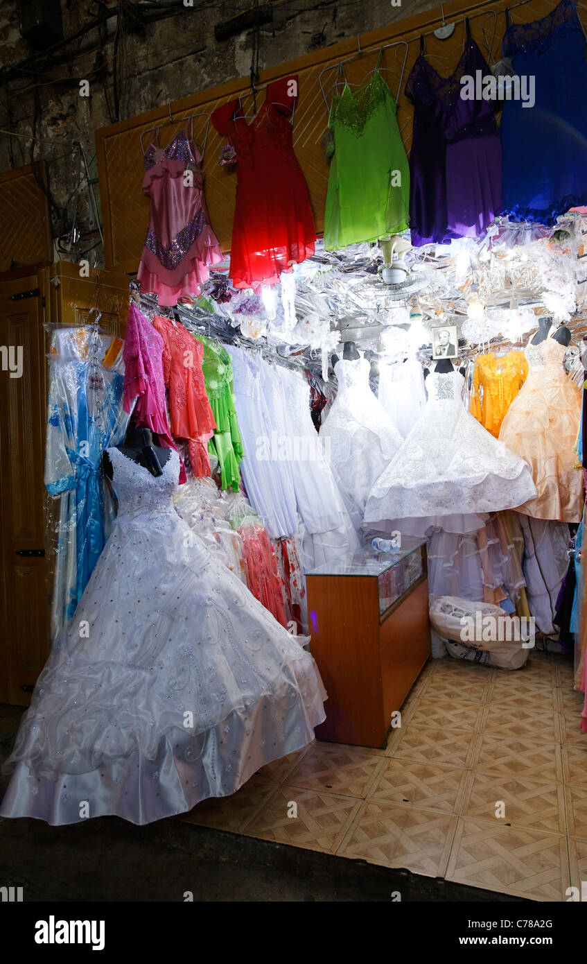 Magasin de vêtements robes de vente au souk d'Alep, en Syrie Banque D'Images
