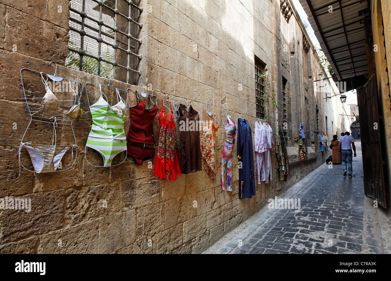 Affichage de l'habit des femmes à vendre au souk, Alep, Syrie Banque D'Images