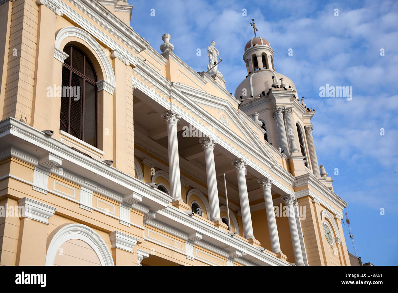 Le 19e siècle cathédrale néoclassique de la côte nord du Pérou ville de Chiclayo, assis sur la Plaza de Armas. Banque D'Images