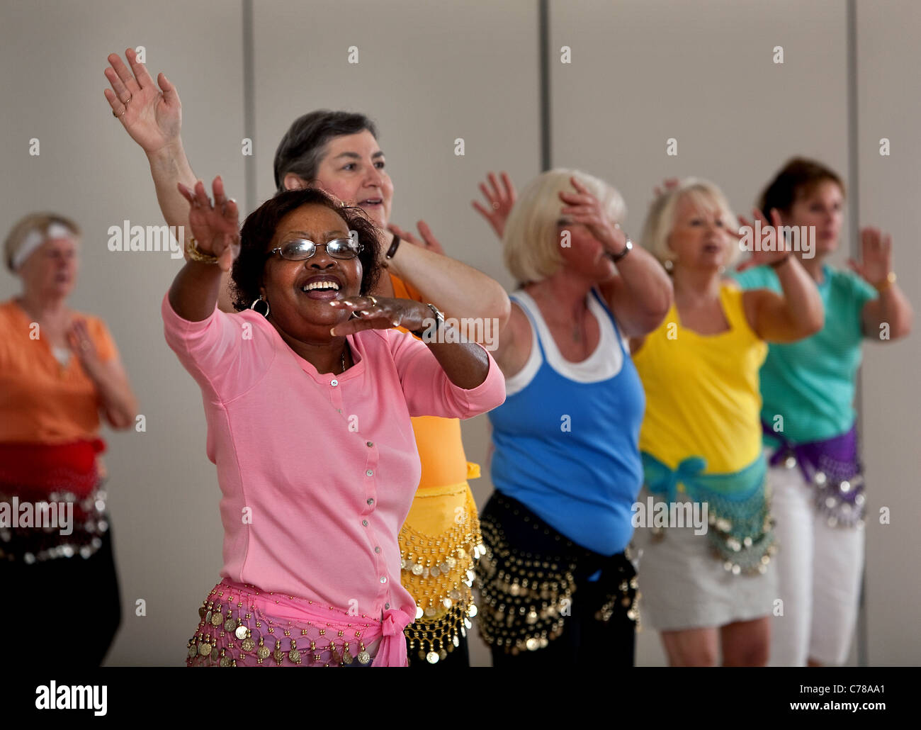 Les personnes âgées à demeurer actifs en participant à une classe de Zumba. Banque D'Images