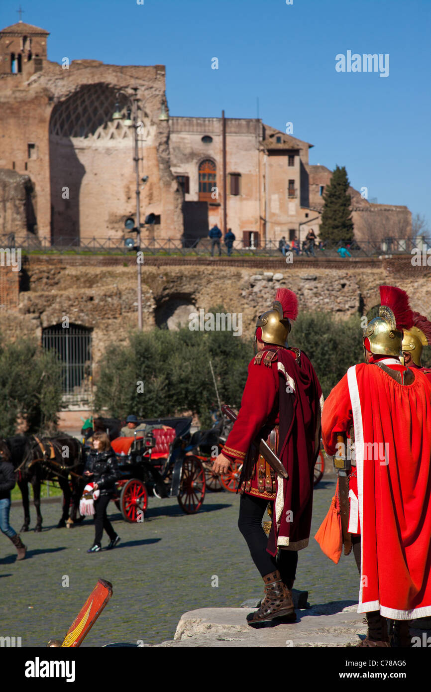 'Extérieur du Colisée gladiateurs à Rome à la photo avec les touristes. Banque D'Images
