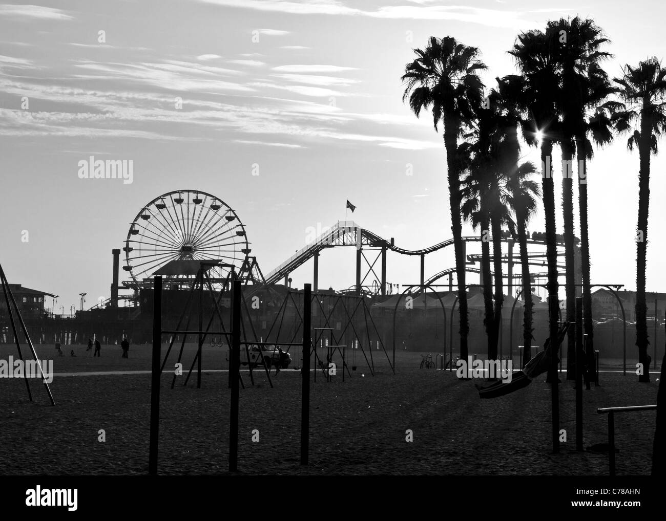 Réglage de la plage de la Californie du sud pendant le coucher du soleil en noir et blanc. Banque D'Images