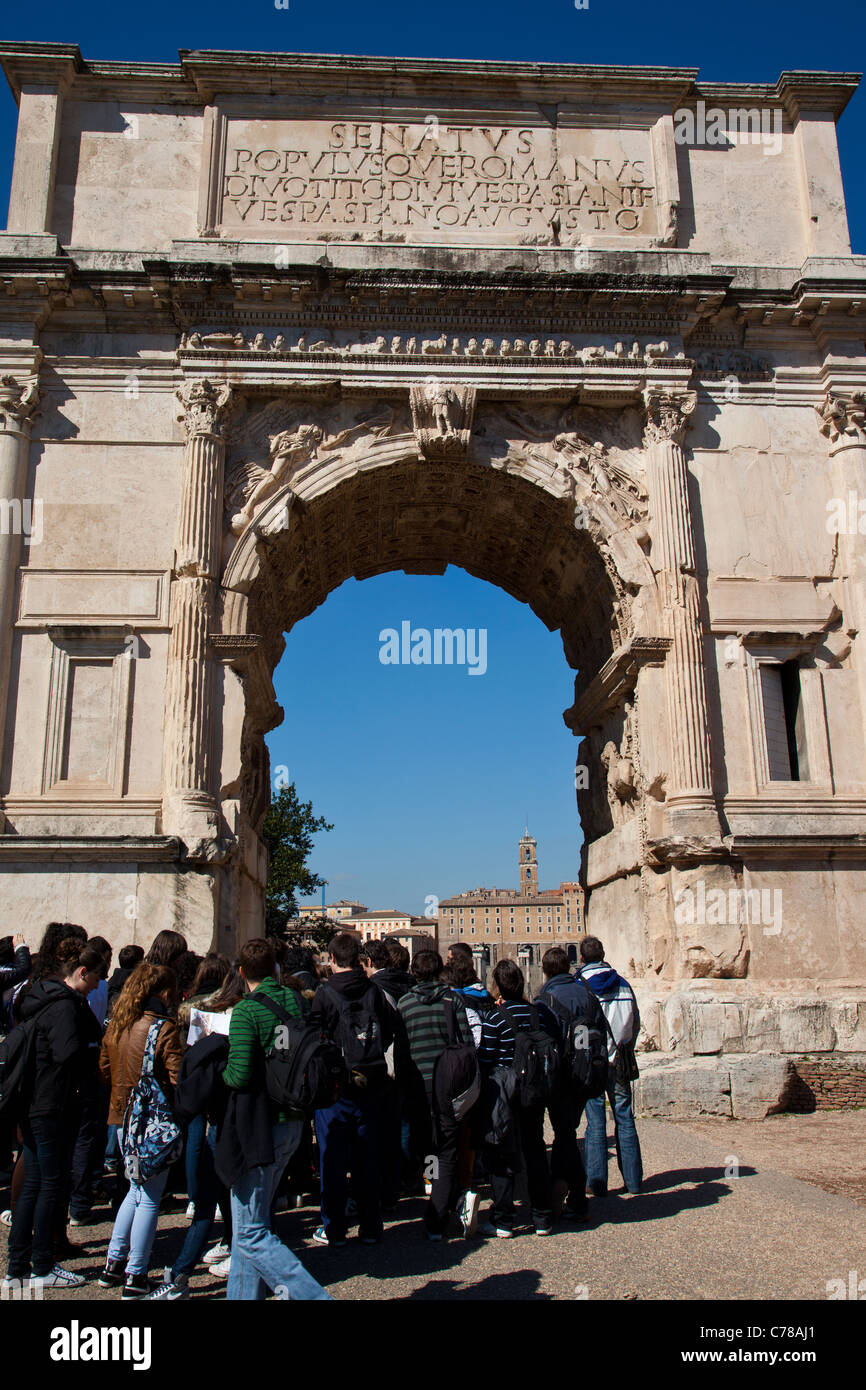 Un groupe d'étudiants par l'Arc de Titus (Arco di Tito) à Rome. Banque D'Images