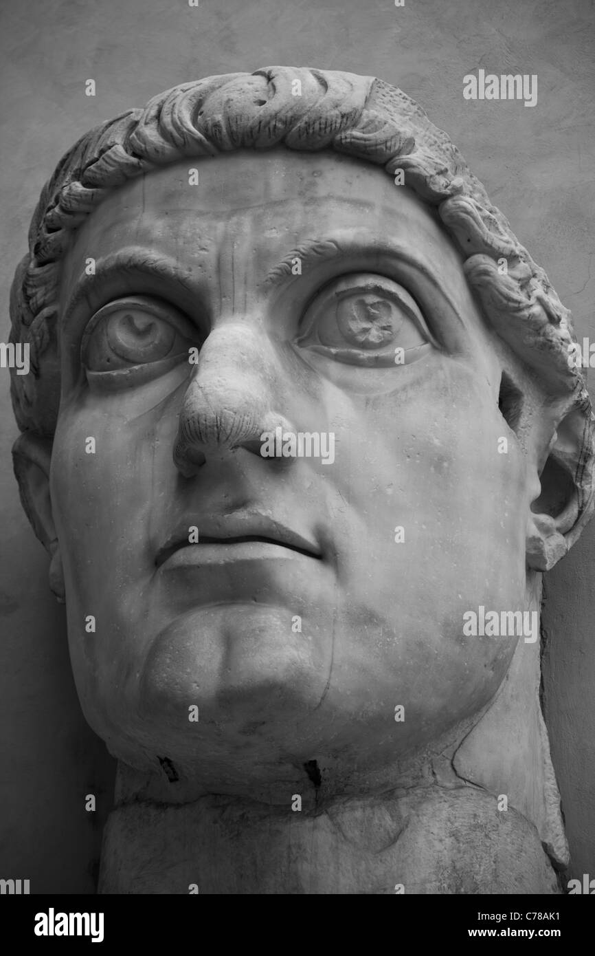 La tête d'une grande statue de Constantin debout dans la cour du Palais des Conservateurs à Rome. Banque D'Images