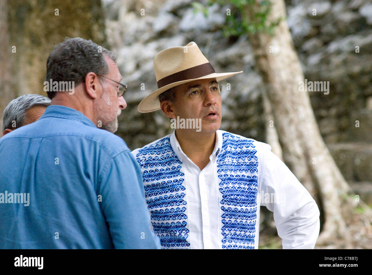Presdient Felipe Calderon du Mexique Calakmul tours avec Peter Greenberg et guide Banque D'Images